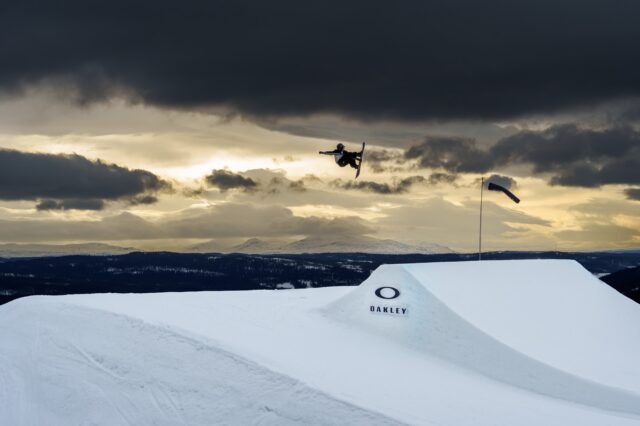 ”Airborne”
with @alex_ekstam
~
~
~
~
~
#oakley #sendit #snowboarding #snowpark #sonya7ⅳ
@oakley @oakleysnowboarding @oakleyskiing