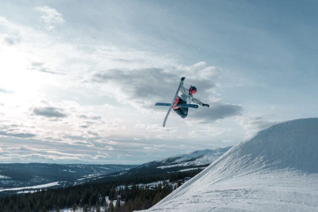 Head-shaper himself @carlwiding
~
~
~
~
~
@are.snowpark.crew
#armada #armadaskis #snowpark #freestyleskiing #are