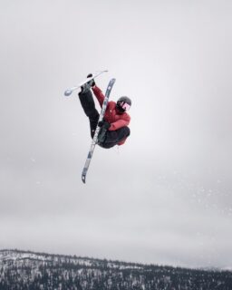 ”Armada skiing”
with @paulrichrd
~
~
~
~
~
#armadaskis #armada #oakley #poc #freestyleskiing